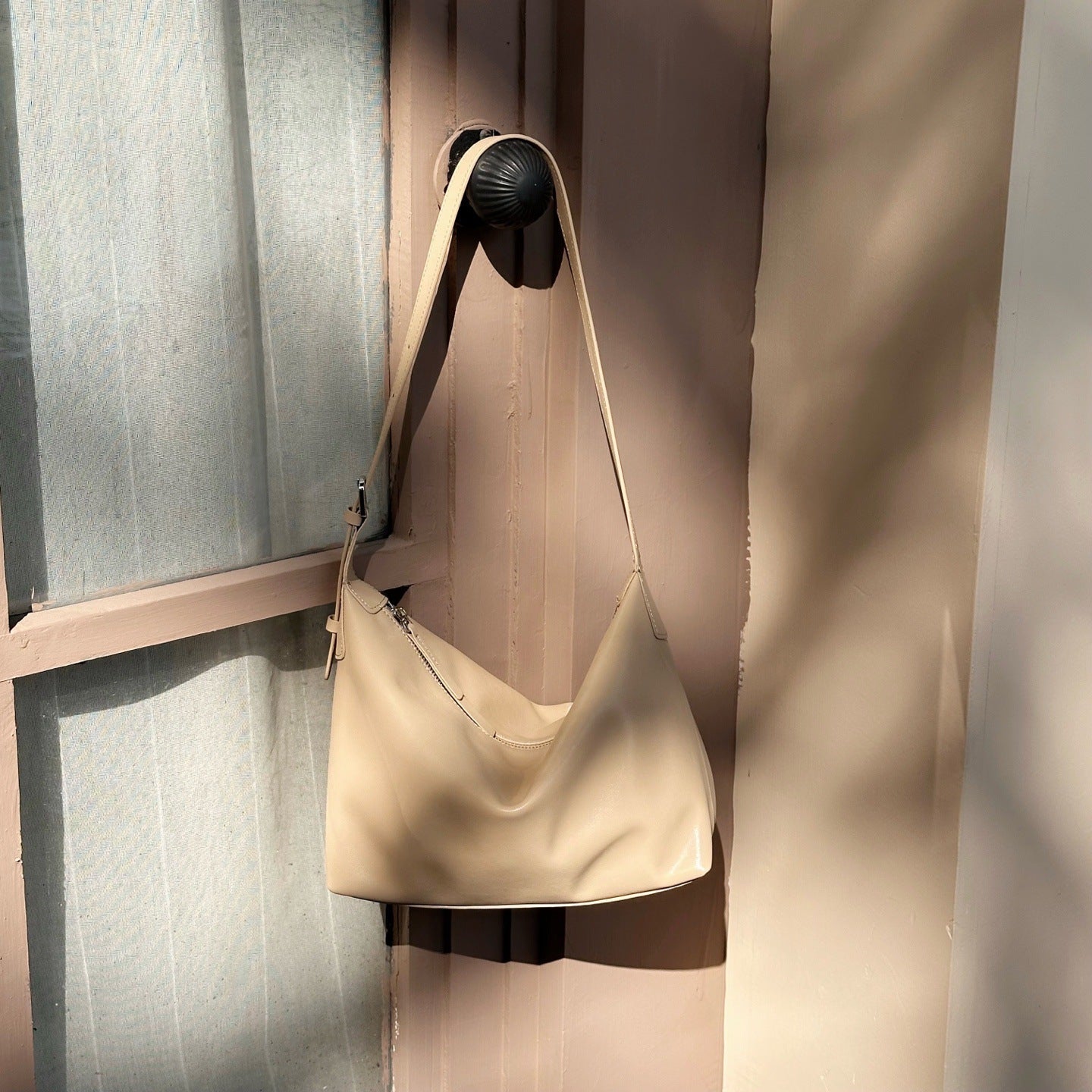 Fashionable and Versatile Cowhide Shoulder Bag
