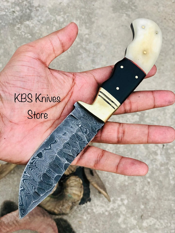 Handcrafted Damascus Steel Hunting Knife with Buffalo Horn Handle - Korvel