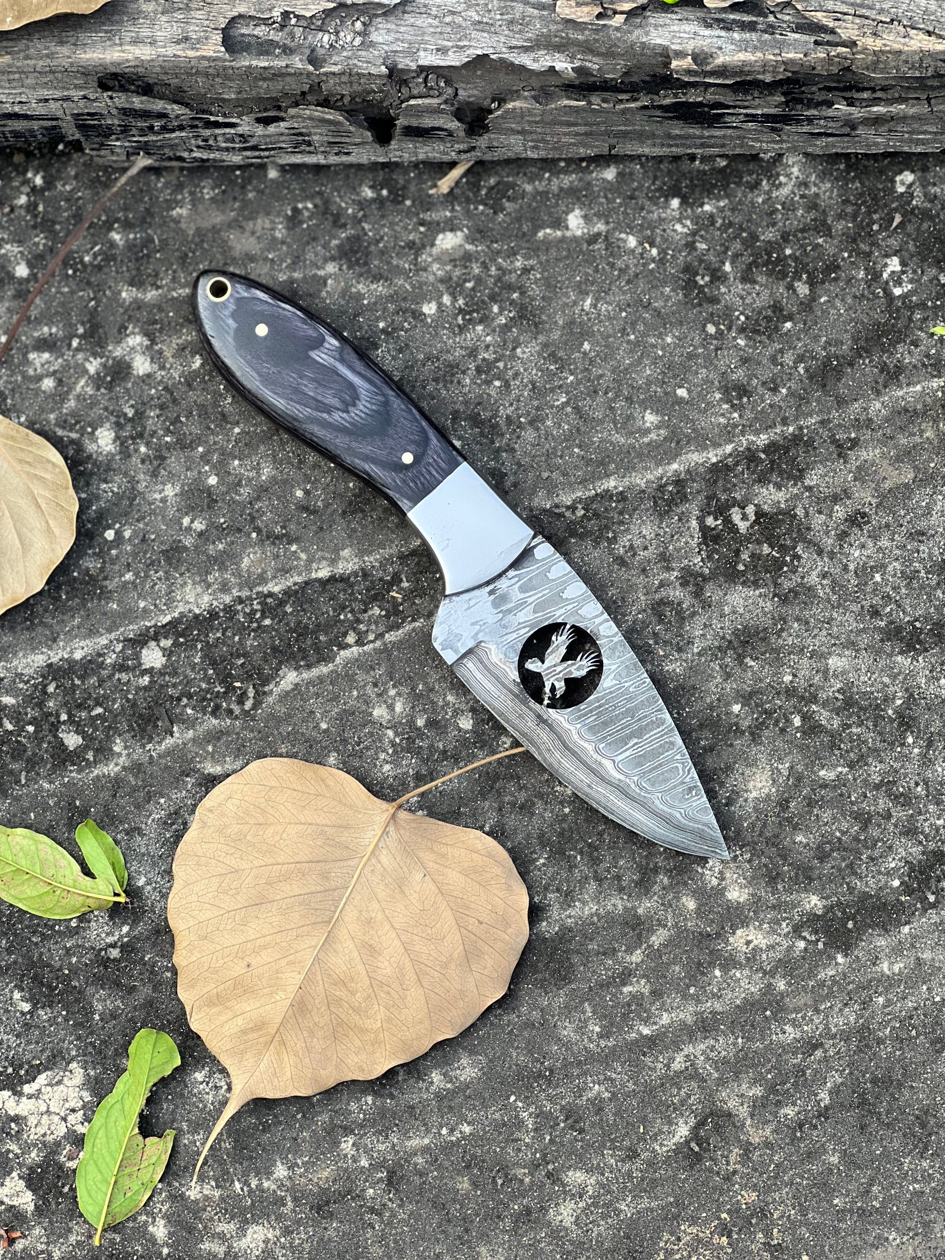 Custom Damascus Steel Fixed Blade Knife - Perfect for Hunting - Korvel