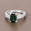 Anillo de 1.91 quilates de turmalina verde y diamante en oro blanco de 14 quilates
