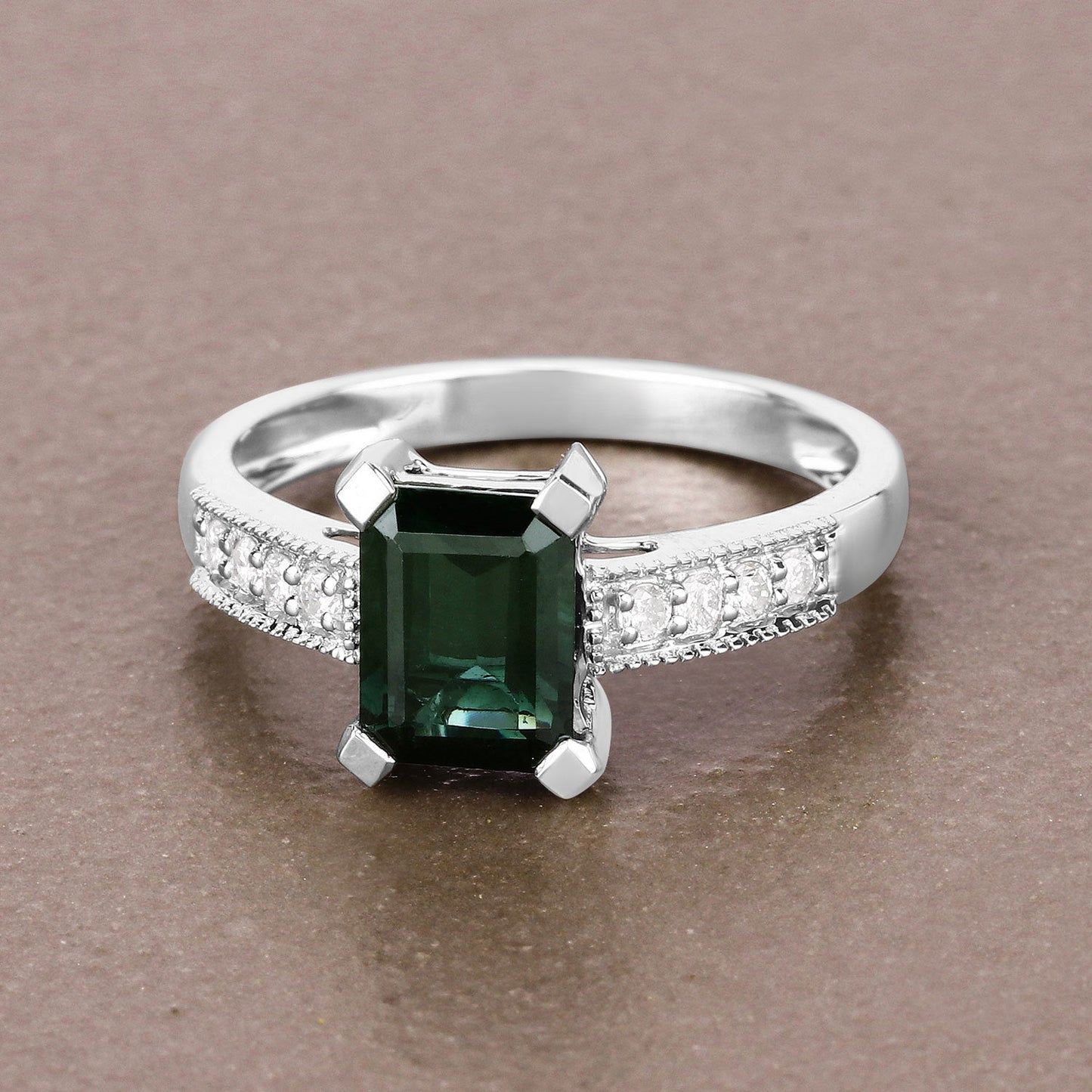 Anillo de 1.91 quilates de turmalina verde y diamante en oro blanco de 14 quilates