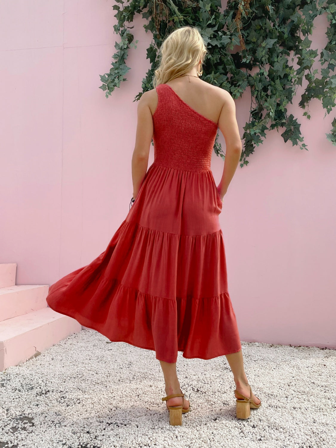 Vestido sin mangas de un solo hombro con fruncido elegante