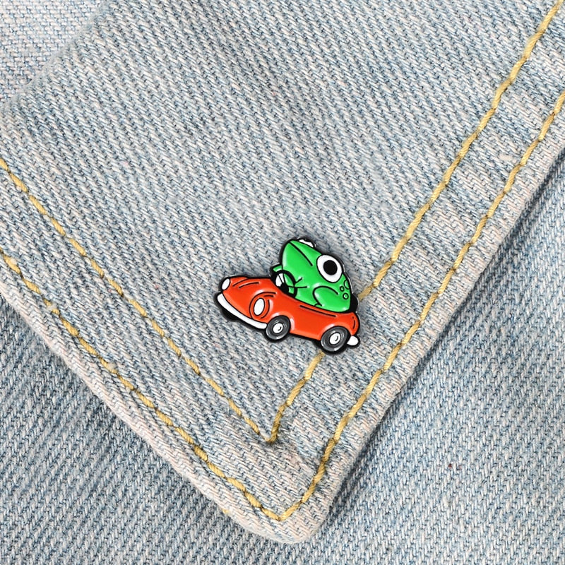Pin de esmalte de conductor de rana - Divertido broche de coche rojo