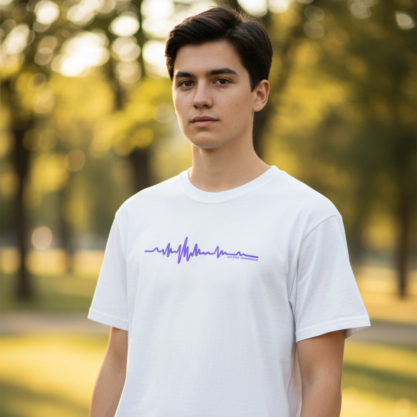 Camiseta Unisex Minimalista de Concienciación sobre la Epilepsia con Onda EEG - Diseño Púrpura