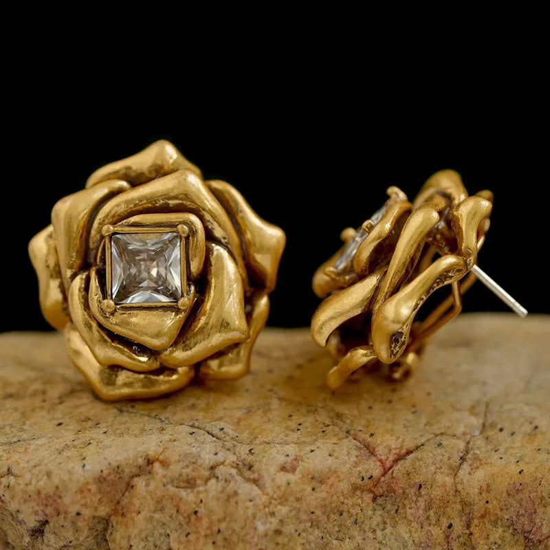 Boucles d'oreilles élégantes en laiton doré en forme de rose pour femmes