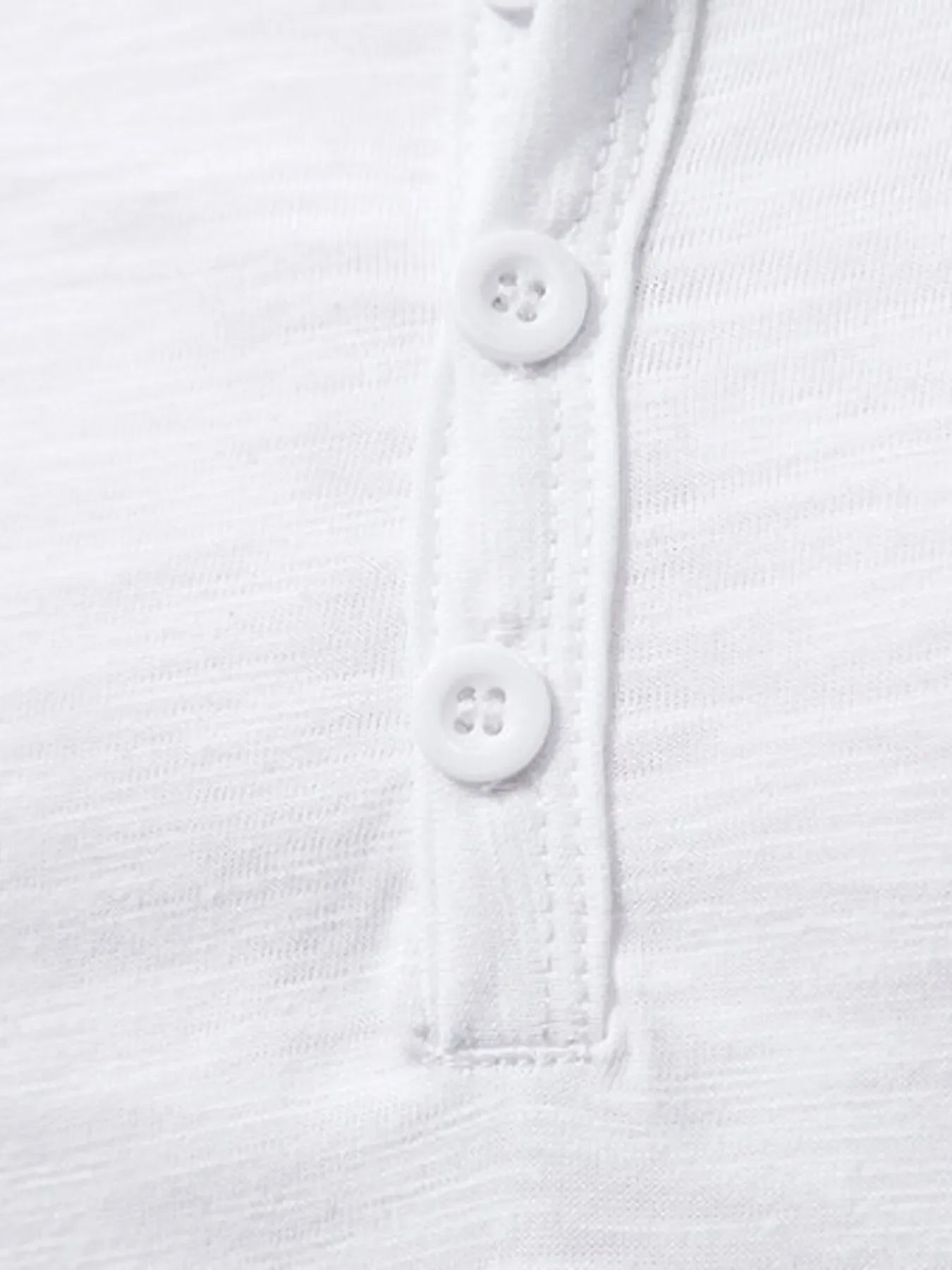 Haut à manches courtes avec détails de boutons pour hommes