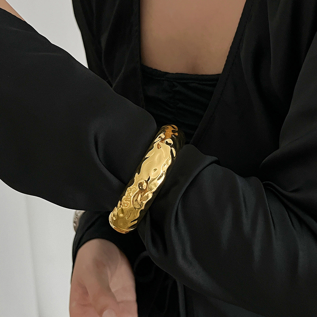 Fashionable pleated concave pearl bracelet with light luxury and metallic feel Bracelet wide face - Korvel