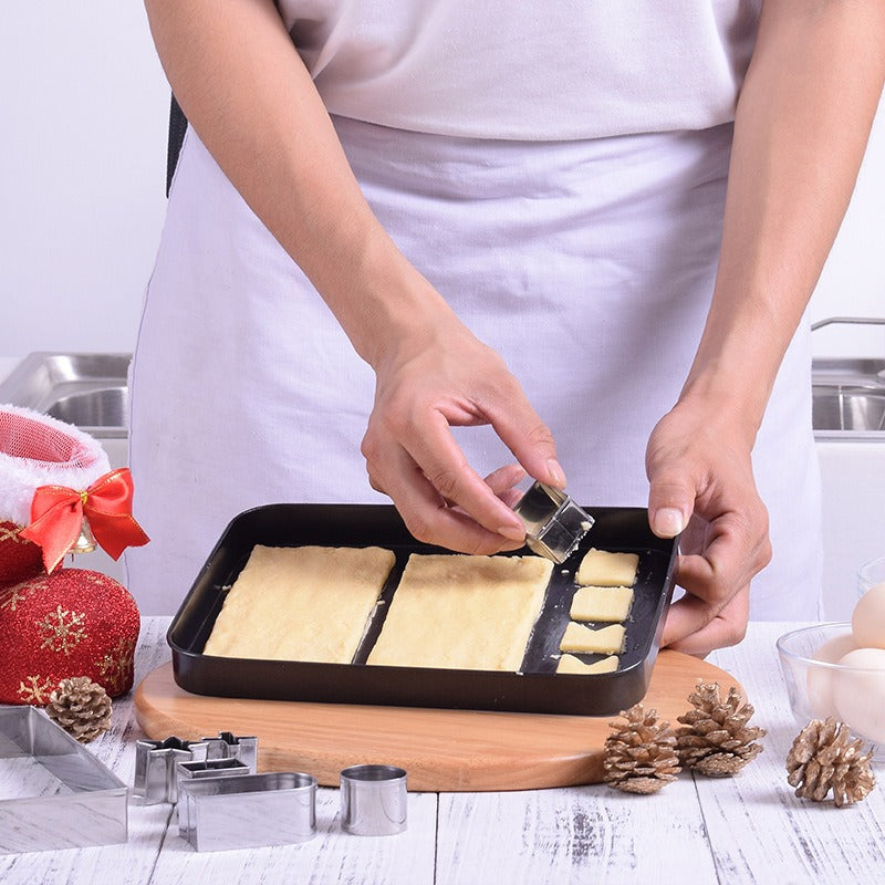 18 piece Christmas stainless steel 3D cookie mold gingerbread house cookie mold set - Korvel