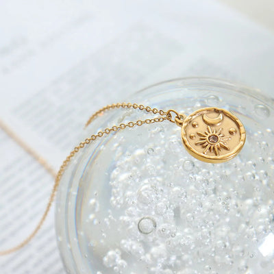 Collar de Estrella y Luna de Circón - Acero de Titanio Baño de Oro