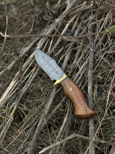 Premium 10" Damascus Steel Hunting Knife with Elegant Rosewood Handle & Leather Sheath - Korvel