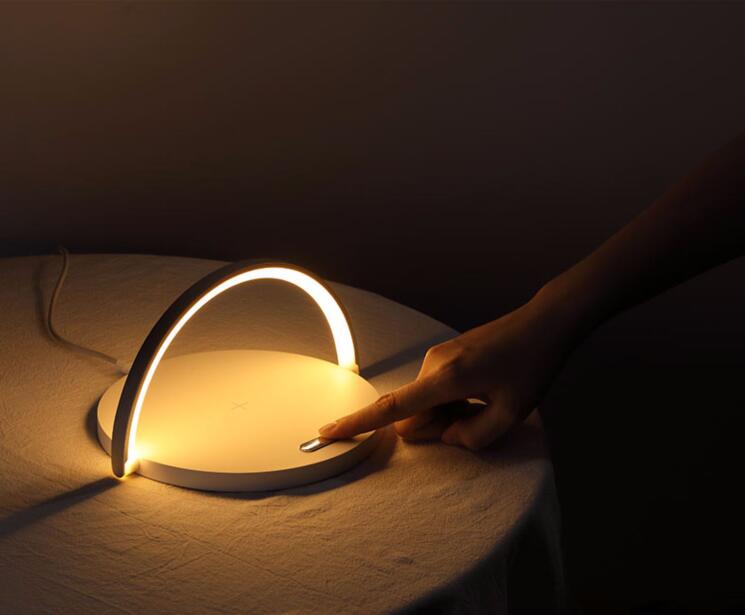 Lampe de Chargeur Sans Fil Qi en Bois - Support de Chargement Élégant pour Bureau