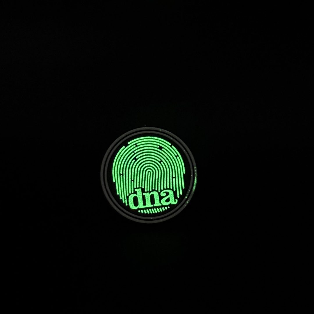 Épingle Mystère DNA Glow