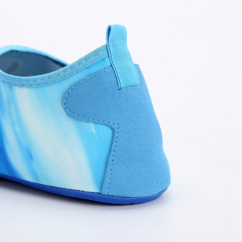 Zapatos de buceo de moda para mujer en la playa