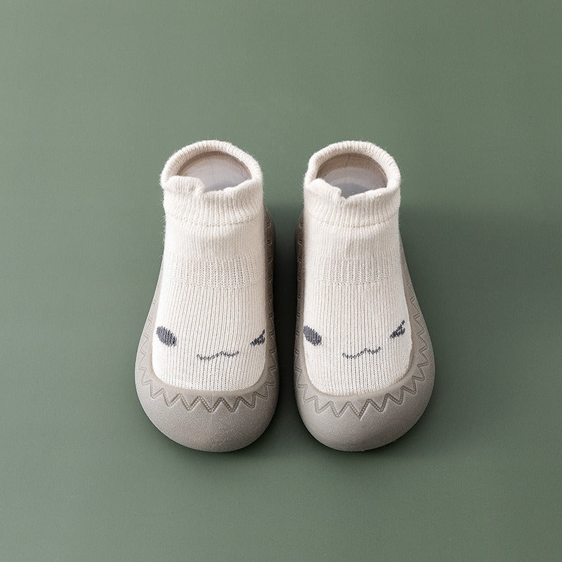 Chaussures de sol souples pour bébés avec chaussettes pour les premiers pas