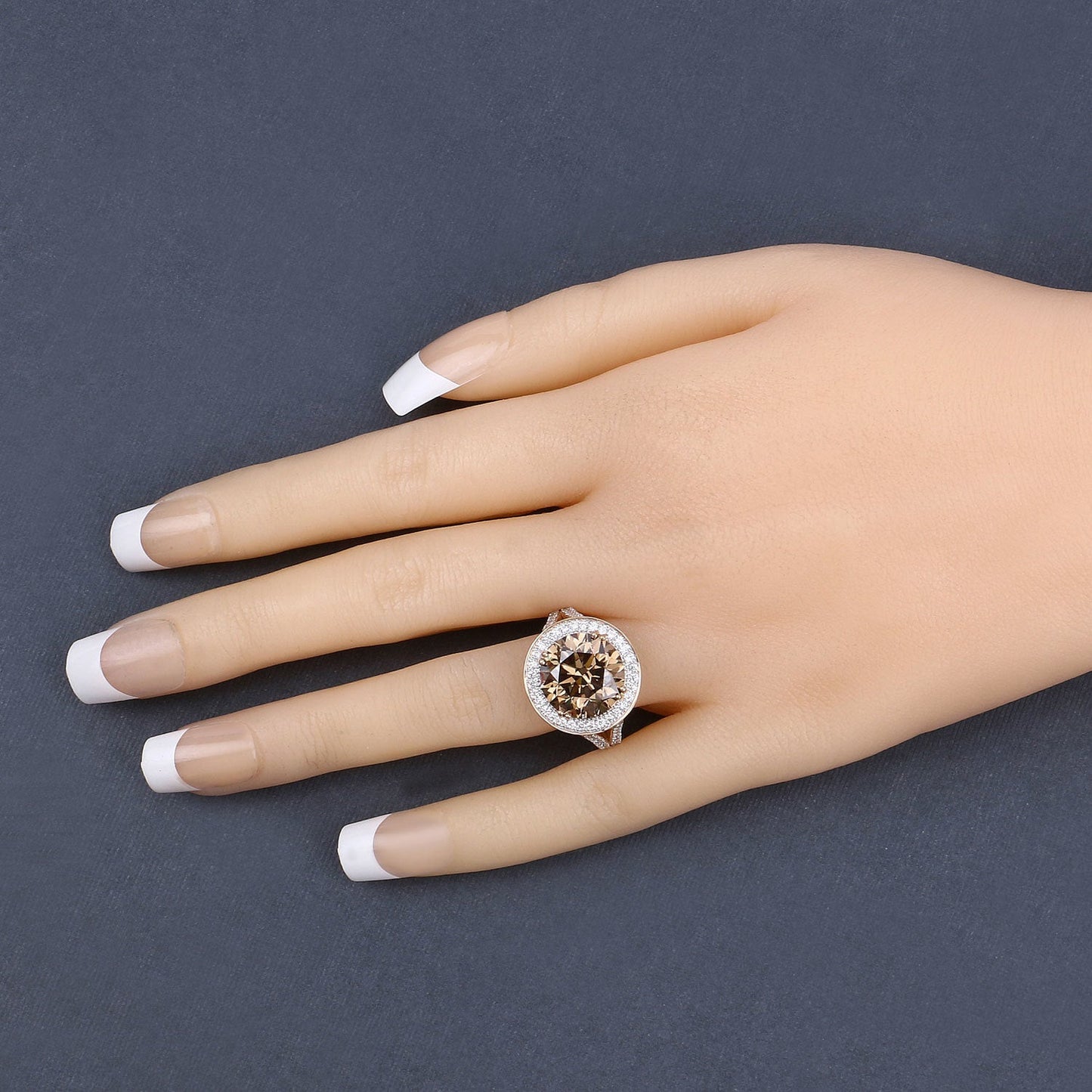 Anillo de Compromiso de Diamante Marrón Certificado IGI de 7.07 Quilates en Oro Amarillo de 18K
