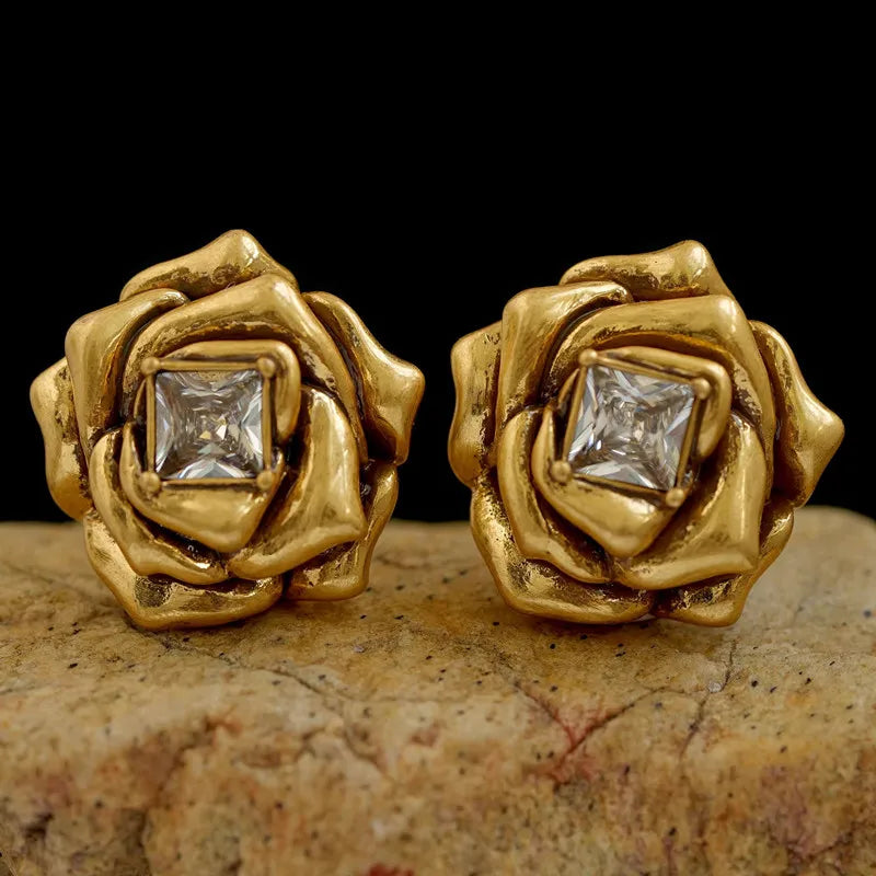 Boucles d'oreilles élégantes en laiton doré en forme de rose pour femmes