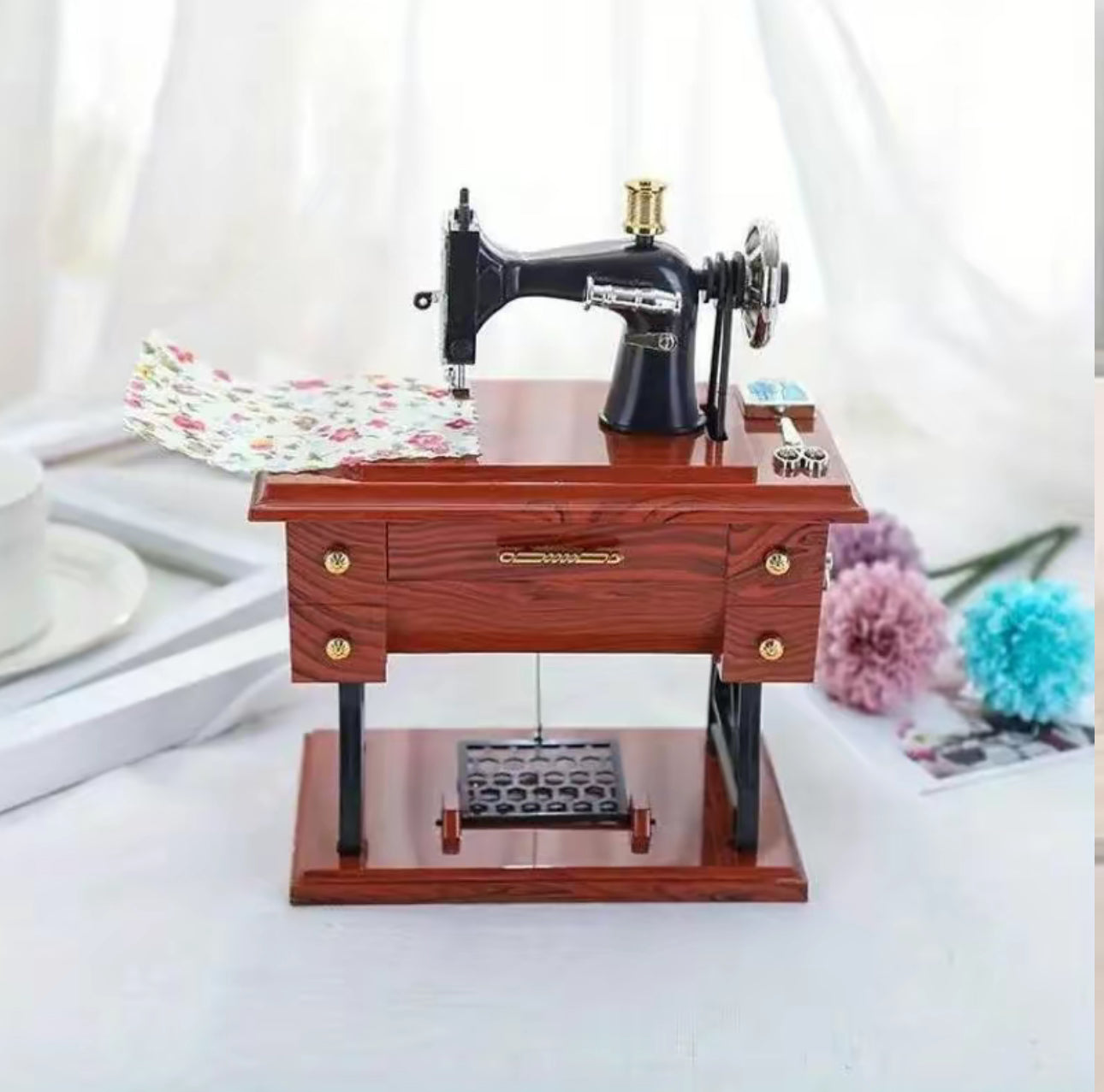 Caja de Música StitchTune - Diseño de Máquina de Coser Vintage