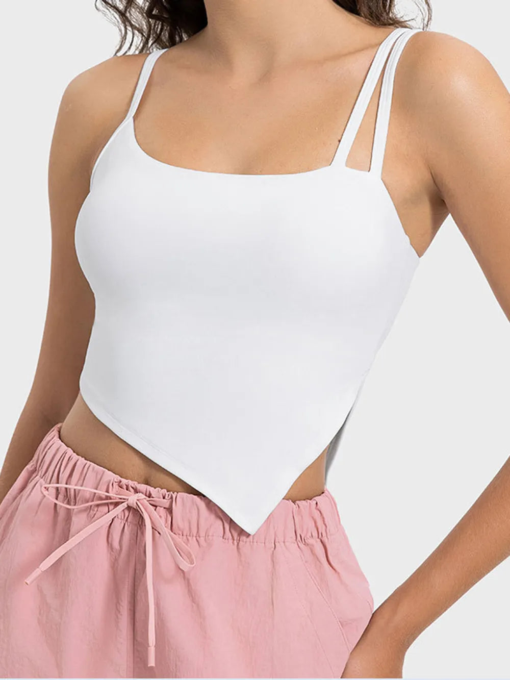 Cami actif à col asymétrique fendu