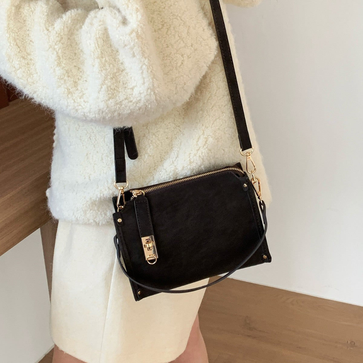 Stylish Women's Zipper Shoulder Bag for Everyday Use