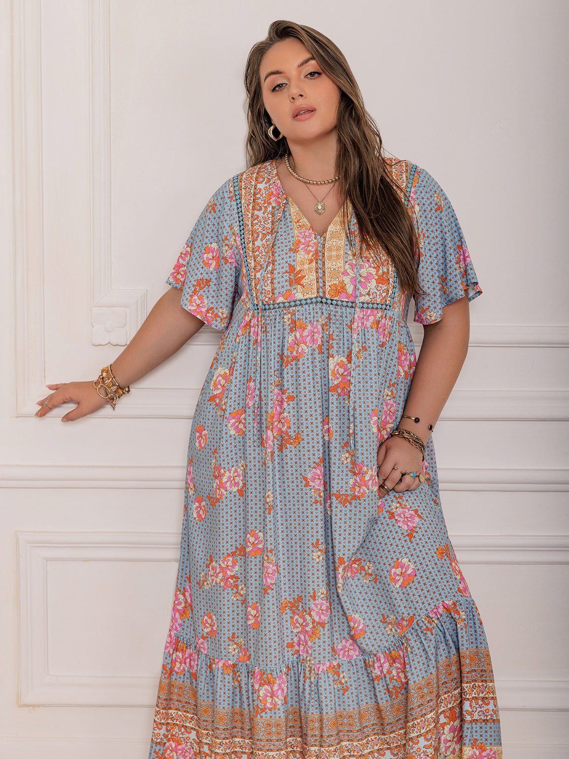 Elegante vestido maxi de talla grande con mangas de volantes en rosa púrpura
