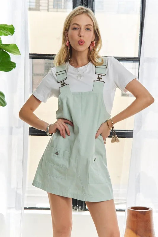 Robe salopette à bretelles larges ajustables et décolleté carré