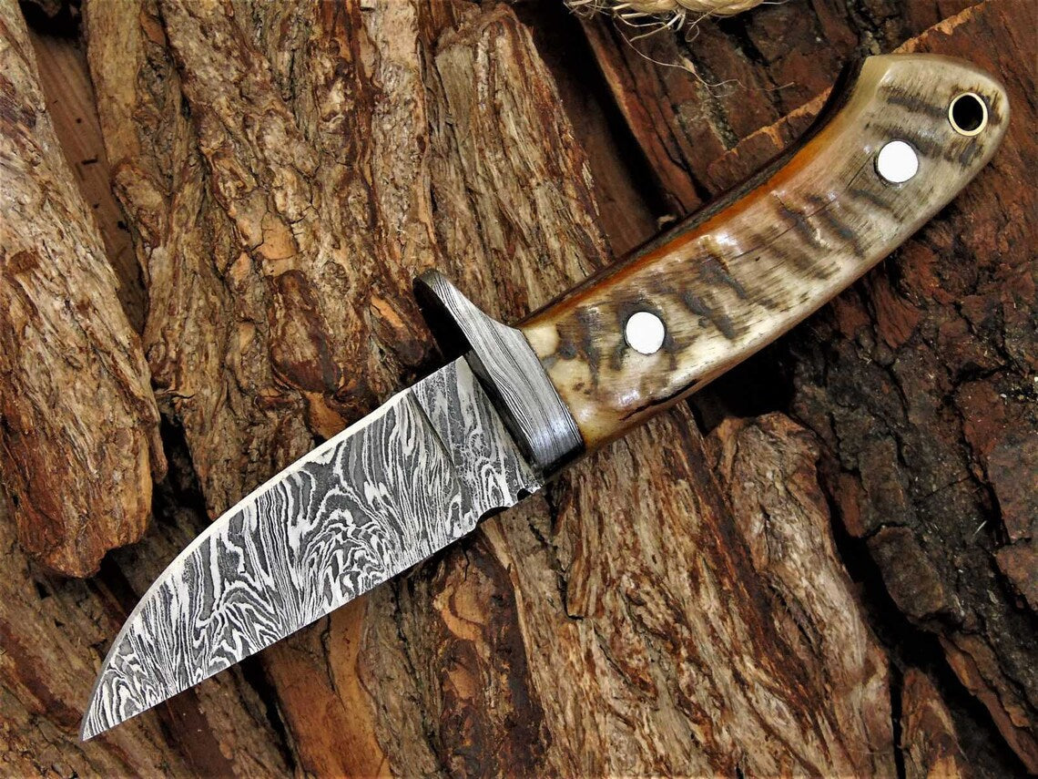 Artisan Crafted Damascus Steel Skinning Knife with Sheep Horn Handle - 8-Inch Blade and Leather Sheath for Hunters - Korvel