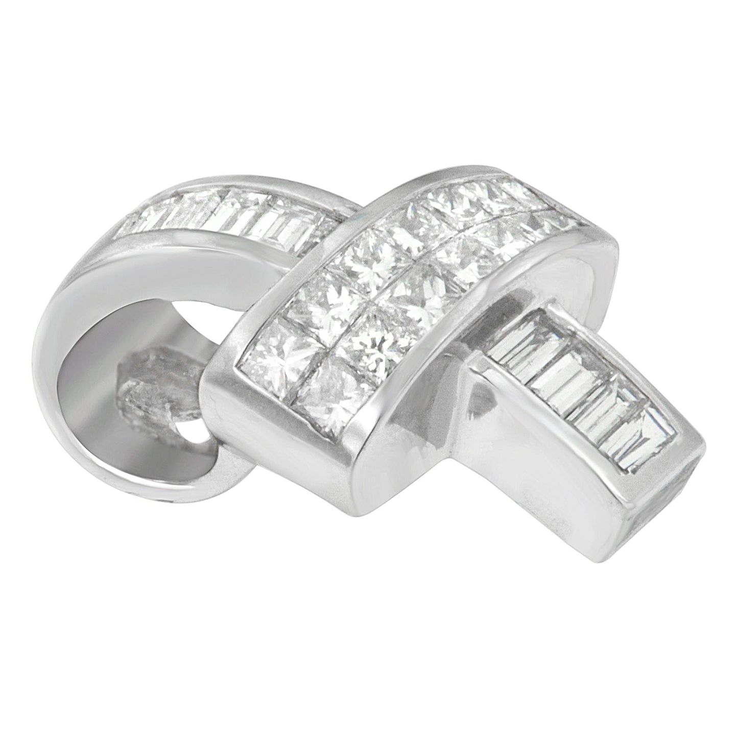 Collar con colgante de cinta de diamantes en oro blanco de 14 quilates