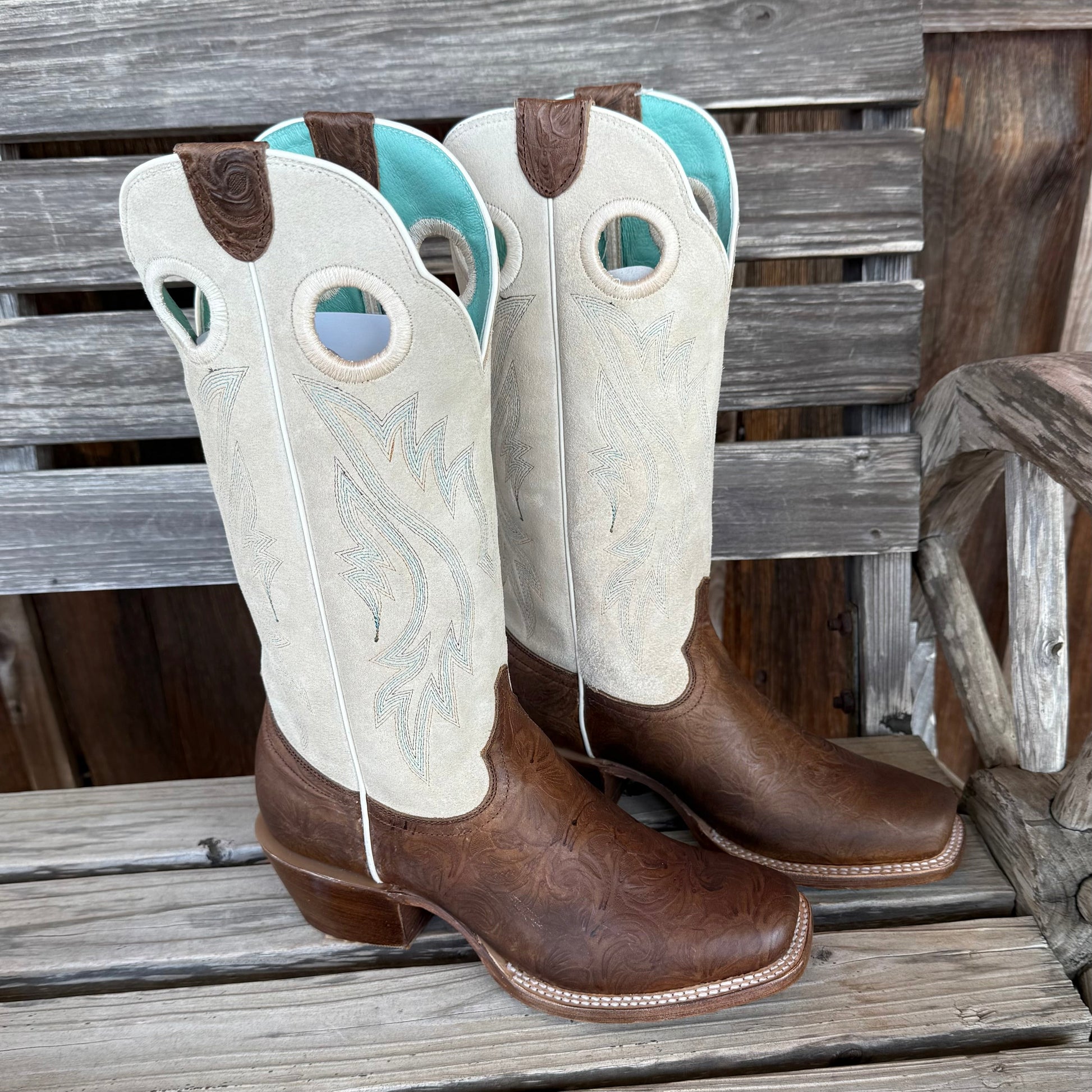 Cowgirl Chic: Roper Women's Embossed Boots - Korvel