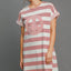 Vestido Mini de Rayas con Aplique de Paz de Manga Corta