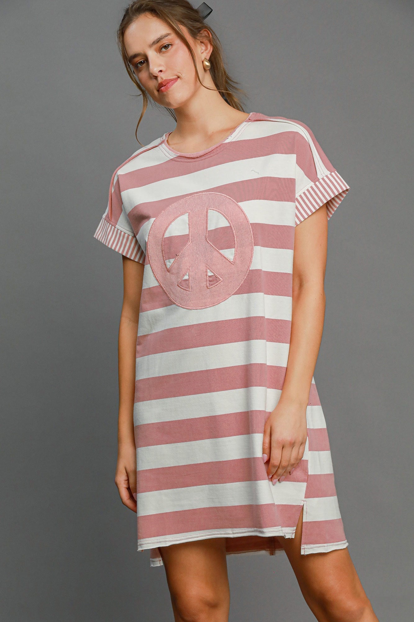 Vestido Mini de Rayas con Aplique de Paz de Manga Corta