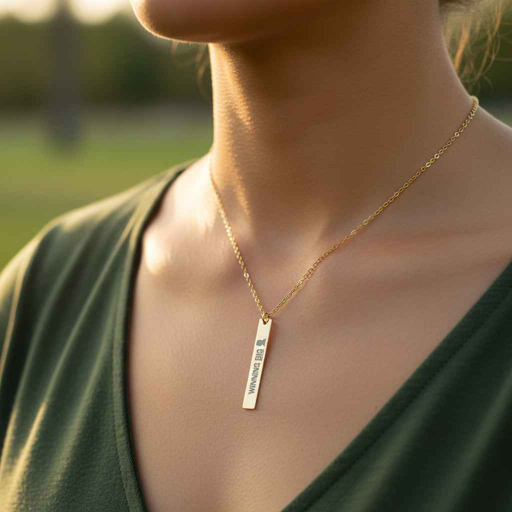 Collier à barre verticale Winning Big | Pièce maîtresse audacieuse