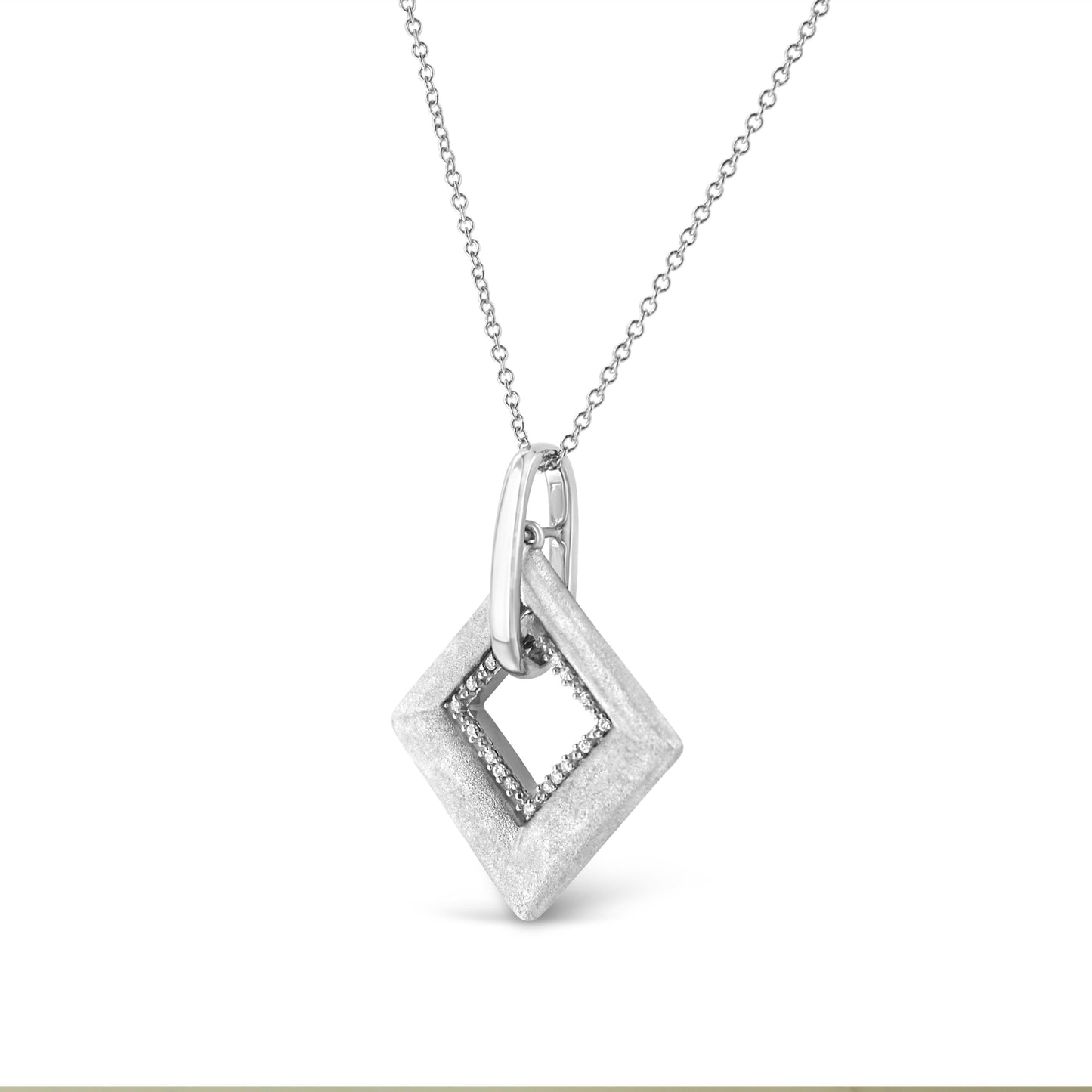 Collar con colgante en forma de cometa con acentos de diamante en plata esterlina .925