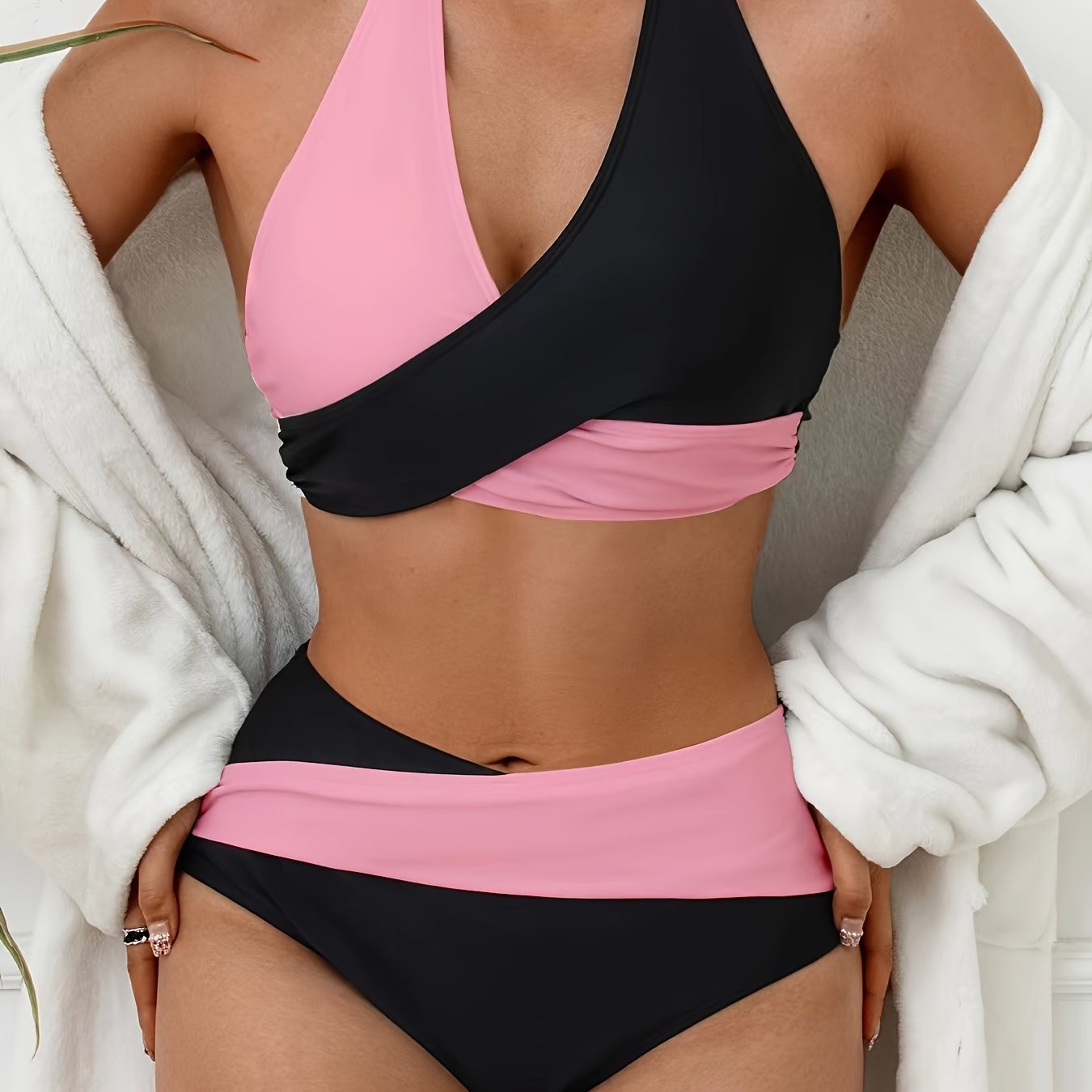 Conjunto de bikini cruzado en blanco y negro con contraste