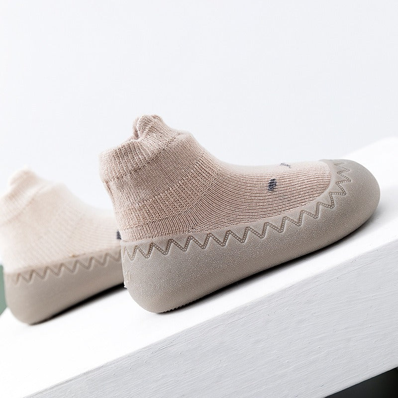 Chaussures de sol souples pour bébés avec chaussettes pour les premiers pas
