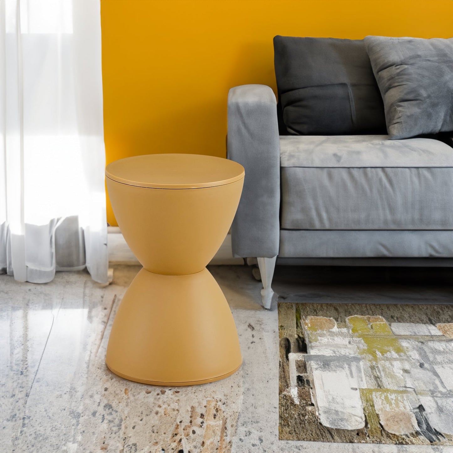 Table d'appoint en plastique jaune élégant