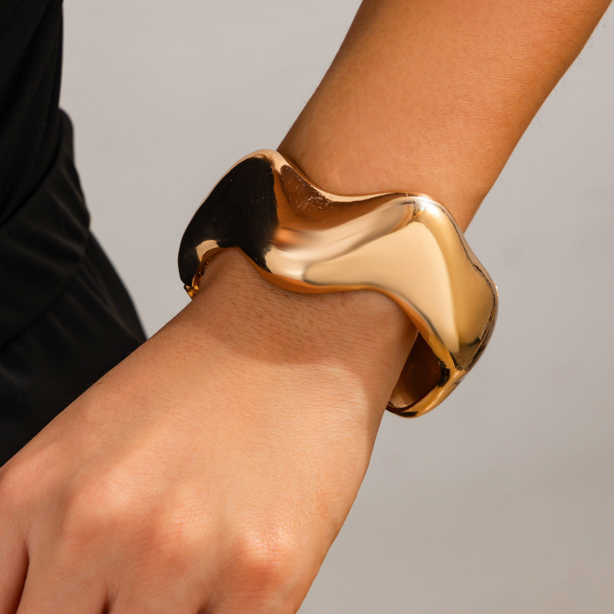 Fashionable metal curved spring bracelet, casual irregular Bracelet set - Korvel