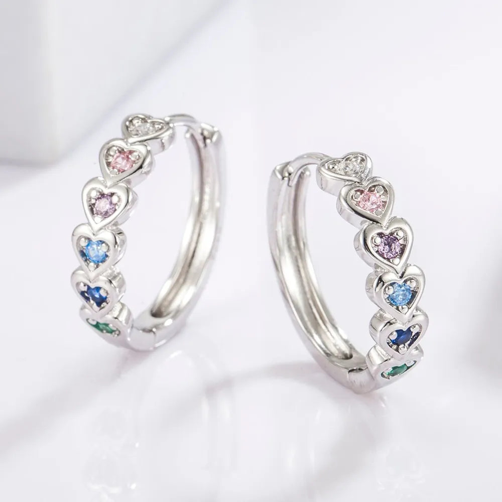 Pendientes Huggie de Corazón Incrustados de Zirconita en Plata de Ley 925