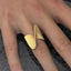 Anillo de torsión de rayas de acero inoxidable - Joyería de declaración en color dorado