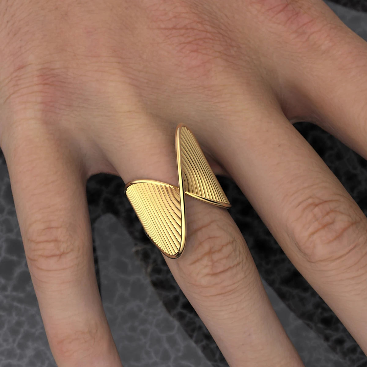 Anillo de torsión de rayas de acero inoxidable - Joyería de declaración en color dorado