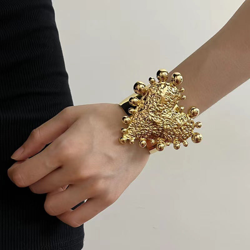 Exquisita Pulsera Ancha de Metal Dorado Retro para Mujeres