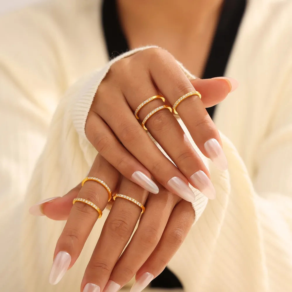 Anillo apilable de acero de titanio con zirconita para mujeres