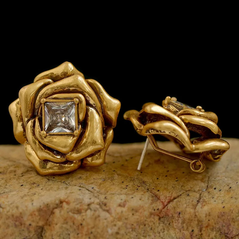 Boucles d'oreilles élégantes en laiton doré en forme de rose pour femmes
