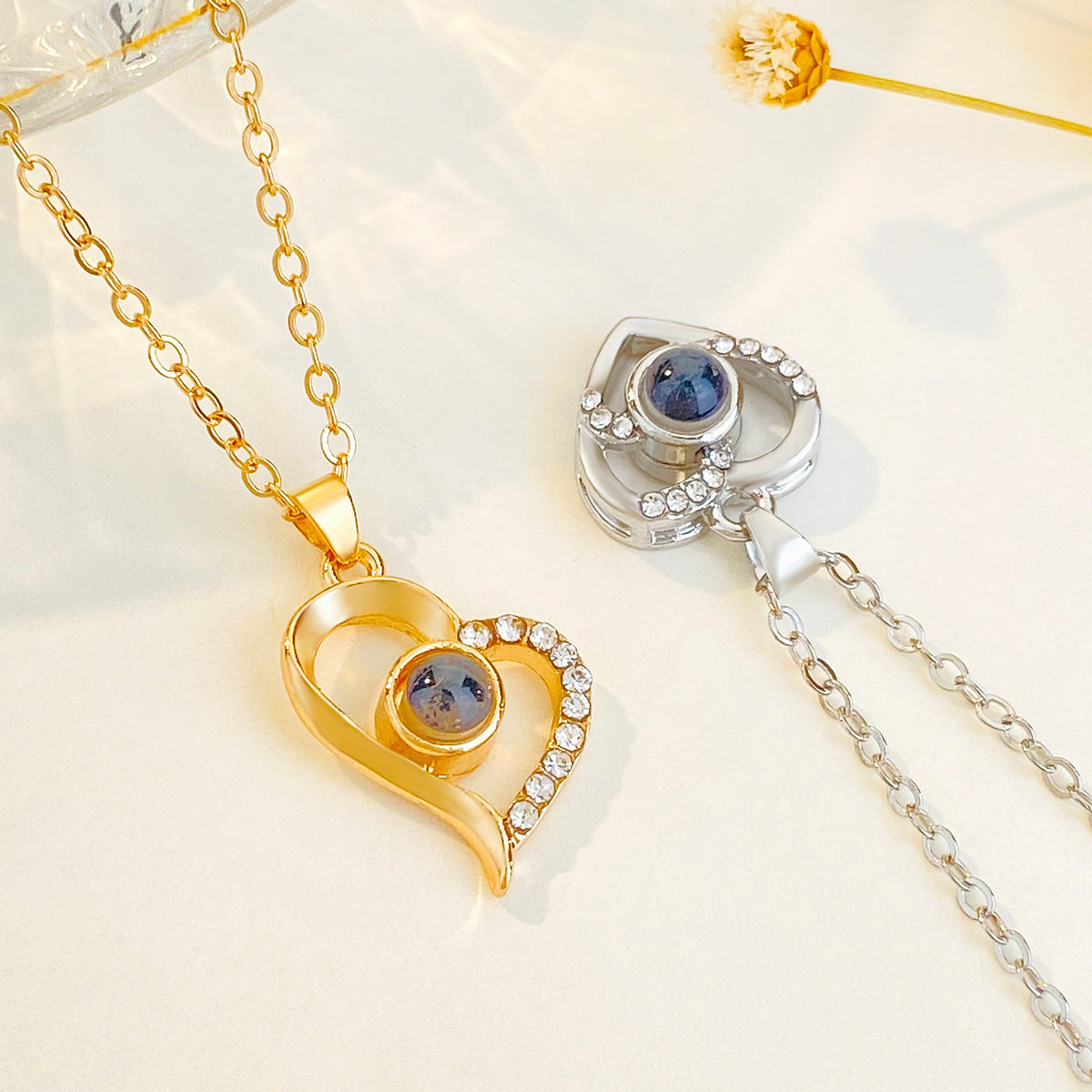 Diamond studded heart-shaped projection necklace in 100 languages. I love you, heart-shaped pendant, couple necklace - Korvel