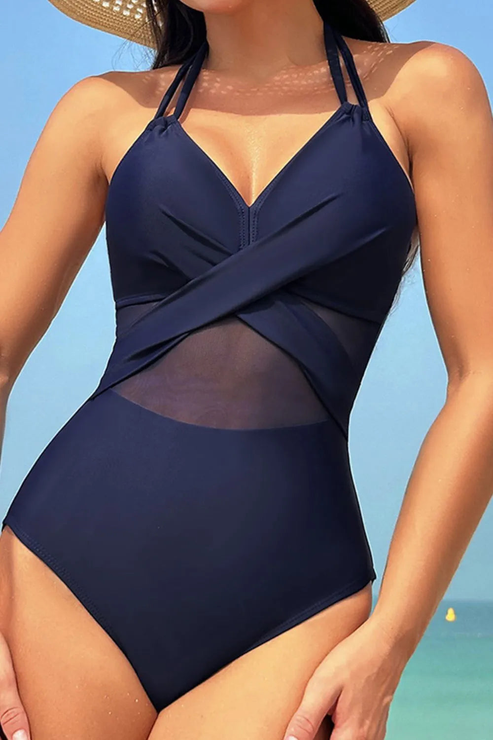 Traje de baño de una pieza con cuello halter entrecruzado