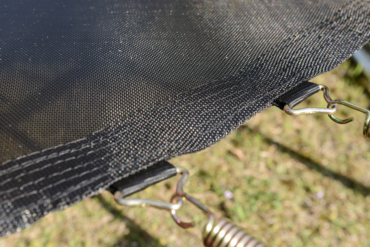 14 FT TRAMPOLINE OUTSIDE SAFETY NET WITH BASKETBALL HOOP - Korvel