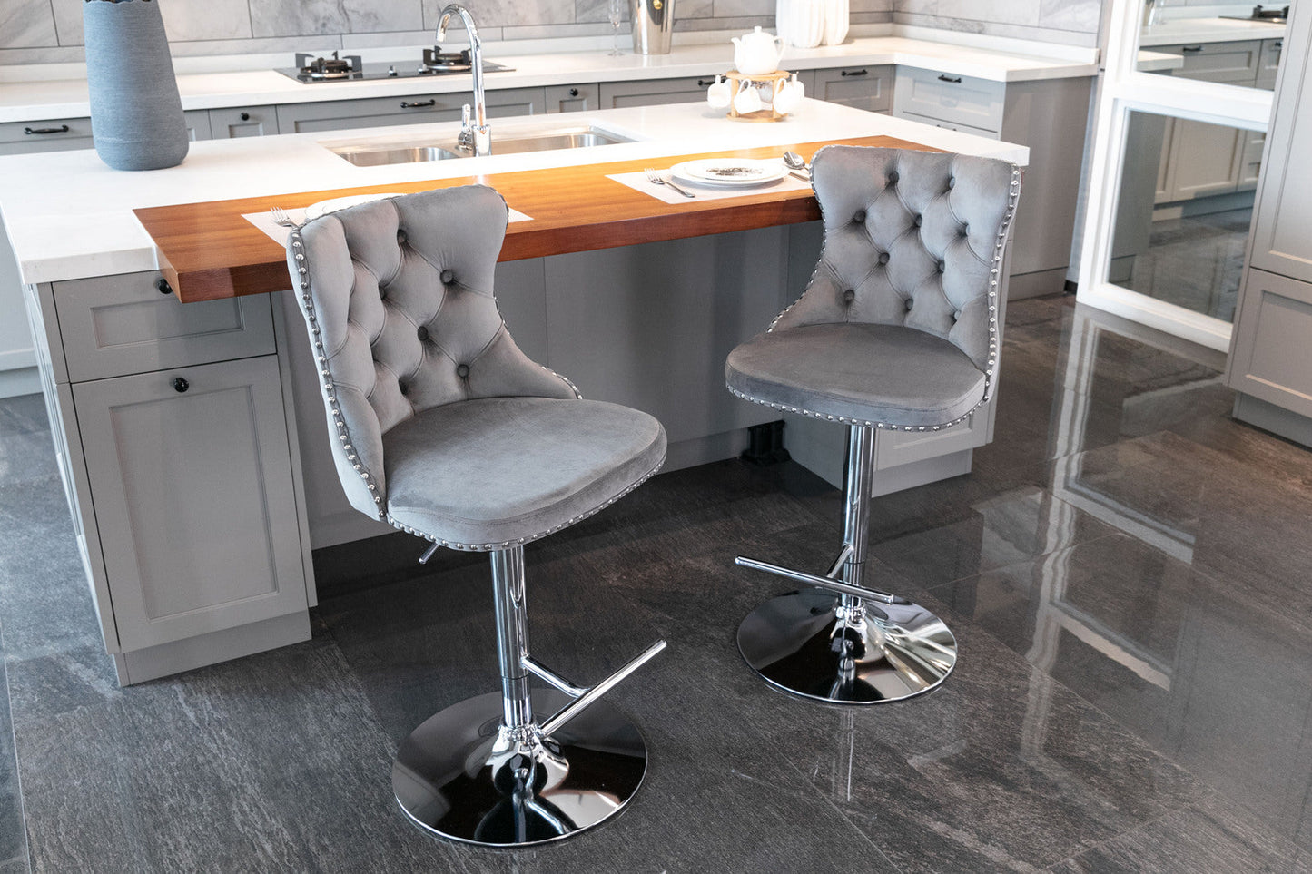 Ensemble de 2 tabourets de bar gris réglables avec base en chrome