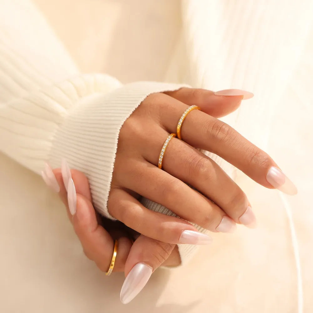 Anillo apilable de acero de titanio con zirconita para mujeres