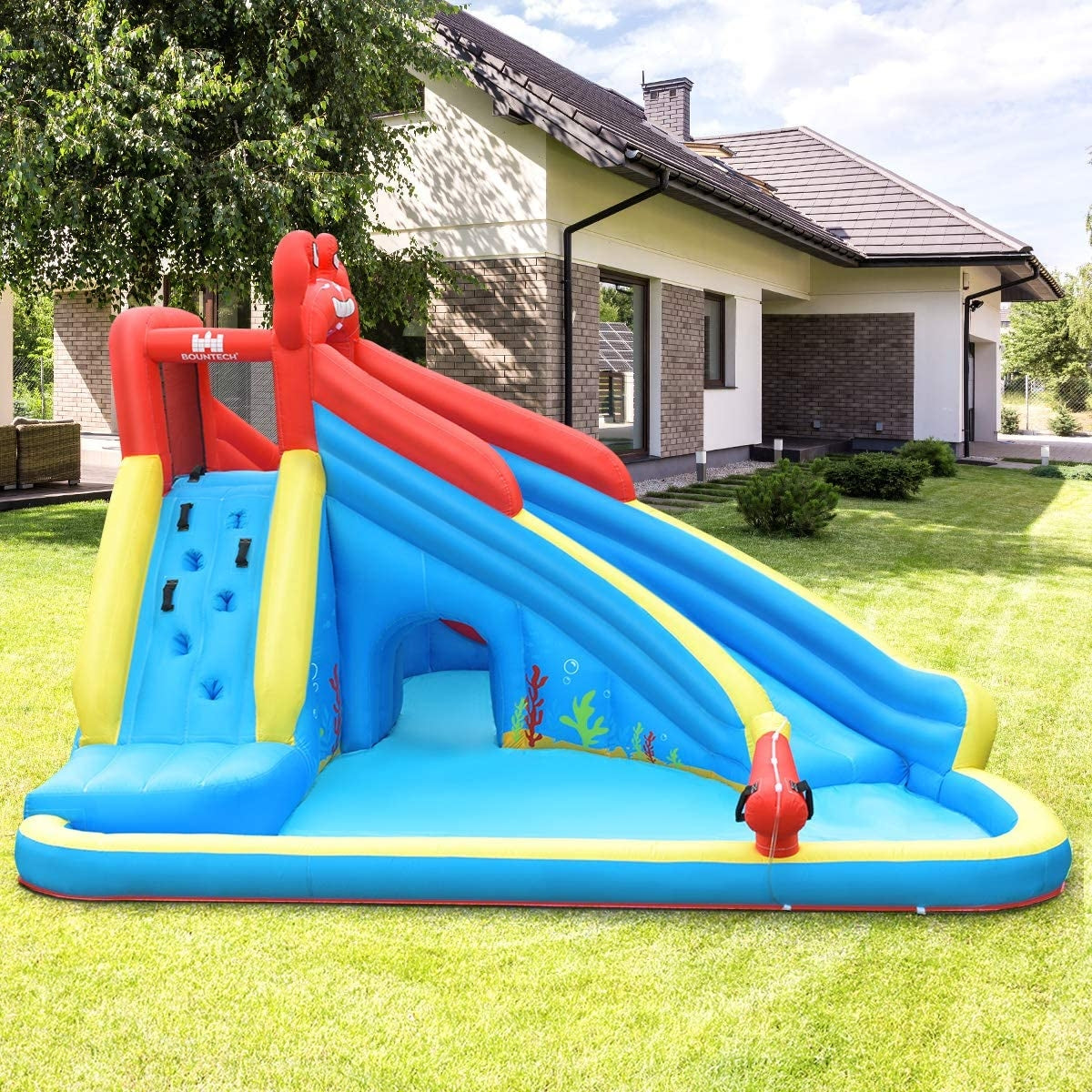 Château Gonflable avec Toboggan Aquatique et Canon à Eau