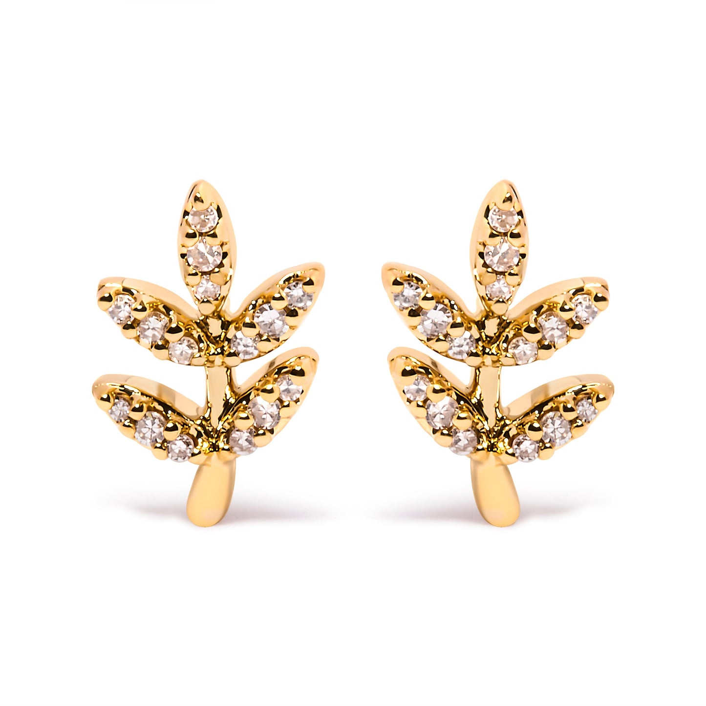 Pendientes de Stud de Hoja y Rama Acentuados con Diamantes en Oro Amarillo de 10K
