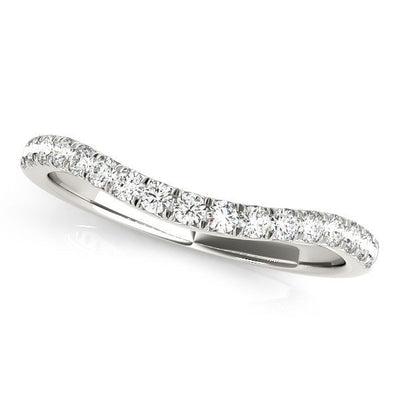 Anillo de boda curvado de diamantes redondos engastados en pavé de oro blanco de 14k